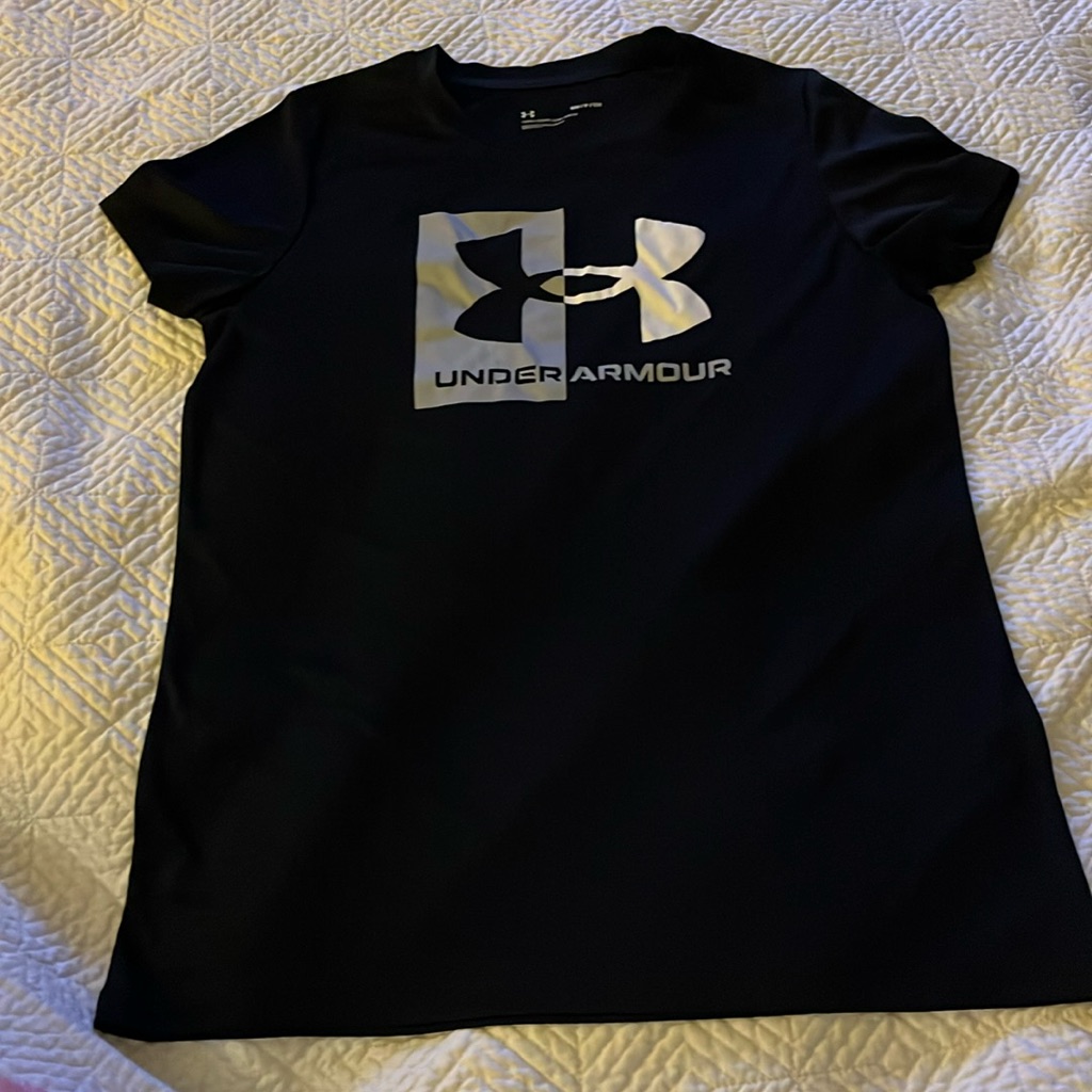 4 Like New Under Armour Dry Fit Women’s Tanks And Tees. Small And Medium Sized.